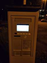 Parkscheinautomat mit leuchtendem, aber leeren Bildschirm