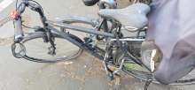 Schwarzes Herrenrad der Marke fahrrad-manufaktur, mit Kindersitz, nicht fahrtüchtig 
