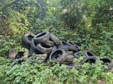 ca. 25-30 Autoreifen teilweise mit Felgen auf der Seite des Weges Anliegen vom *2025-05-18 18:32:44