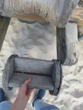 ein schweres Rad des Sandspielbereich ist abmontiert