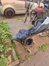Seit ca einer steht dieser Buggy  dort und gefährdet Autos usw durch auf die Straße Rollen.