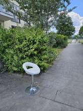 Bild zum gemeldeten Anliegen vom *2025-05-22 12:28:05: Hocker/Stuhl im Durchgang zum Park