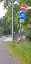 Straßenschilder schief und beklebt vom *2025-05-18 19:58:19
