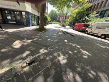 Am Justizzentrum 5a, 50939 Köln : Zwei lockere Gehwegesteine (im Vordergrund des Fotos).