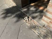 lockere Steine vor dem Hauseingang