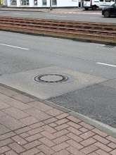 Klappernder Kanaldeckel in der rechten Fahrspur