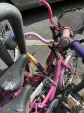 2 Schrott-Kinderfahrräder blockieren Abstellplatz