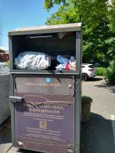 Voller Altkleidercontainer Friedensstr. 110/ggü. Tiergartenstr. 1