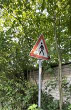 Gefahrenschild vor Fußgängeren