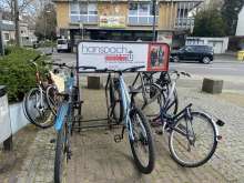Bereits Anfang April wurde dieses Anliegen unter #9364-2025 gemeldet. Da die Situation weiterhin besteht, hiermit nochmals Meldung: Schrottfahrräder Auf dem Platz vor der Sparkasse gibt es 2 Fahrradstänger: an einem sind 3 Schrottfahrräder, am anderen ist ein loser Schrott-Vorderrad. Bitte bitte entfernen sie alle 4 Schrottobjekte. Vielen Dank!