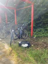 Östlich des Hauses Aachener Str. 1313 ist am öffentlichen Fahrradständer ein altes Waschbecken gedumpt worden. Außerdem gibt es direkt daneben ein Schrottfahrrad. Danke für‘s Beseitigen