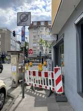 Baustelle blockiert Bürgersteig für viele Schulkinder