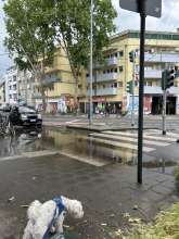 Sehr große Pfütze Iltisstrasse Ehrenfeld Bild zu gemeldetem Anliegen vom *2025-05-31 18:30:25