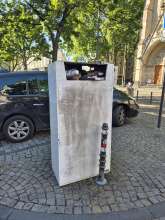 BildDieser Kühlschrank steht seit einigen Tagen am Beginn der Hochstadenstraße gegenüber von der Kneipe Museum am Zülpicher Platz. Danke für die Entsorgung zu gemeldetem Anliegen vom *2025-06-30 18:28:35
