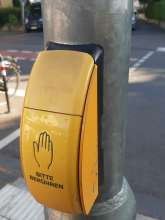 Vandalismus dringend am Schalter Ampel, Zeichen eingeritzt. *2025-06-25 18:28:17