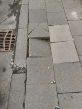 Bild zu gemeldetem Anliegen vom *2025-06-07 12:45:48, abgesackte Bodenfliese(n) neben dem Gulli zwischen Amtsstrasse 5 und Amtsstrasse 7