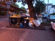 Der Müll befindet sich im Hinterhof auf dem Schützenplatz 