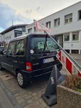 Straßenschild auf Auto