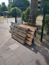 4 Paletten auf dem Gehweg des Wendehammers 