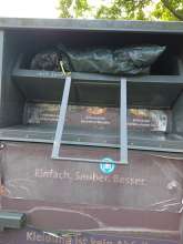 Altkleidercontainer voll Friedensstr., Porz-Urbach
