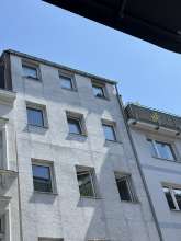 Im Obergeschoss des Hauses Nr. 32 gällt ein Blumenkasten fast herunter… Anliegen vom *2025-07-04 15:31:39