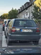 grauer Golf 3 mit entsiegeltem Nummernschild auf öffentlicher Straße.