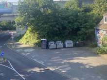 Grosses Sofa, Sessel und Holzgegenstände rechts neben Altglascontainern gedumpt