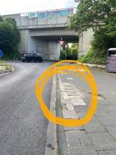 15 großformatige Gehweg-Pflastersteine sind so locker, dass beim Darübergehen oder -fahren ein Scheppern zu hören ist