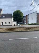 Grosse Matraze und Kleinschrott direkt am Gehweg