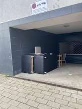 Grosses Sofa und kleinere Möbel in der Garageneinfahrt