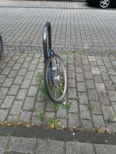 Räder an Fahrradständer angekettet