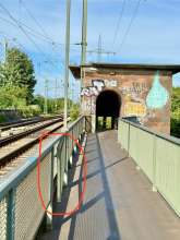 Am südlich gelegenen Fußweg über die Südbrücke wurden Schrauben am Geländer entfernt 2025-07-18 18:30