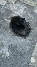 Loch im Asphalt
