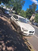 weißer BMW ohne Nummernschilder