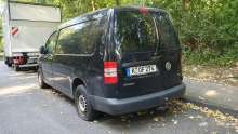 K-OF274 Schwarzer VW Caddy am rechten Fahrbahnrand.