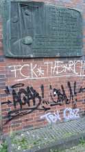 Bild zu gemeldetem Anliegen vom *2025-08-13 15:33:18 (Graffitis unterhalb der Gedenktafel für 24 Opfer der NS-Verfolgung nahe Bhf Ehrenfeld)