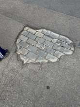 Beschädigte Fahrbahnoberfläche