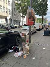 Außerdem steht auf dem ganzen Bürgersteig wilder (Sperr-)Müll vom *2025-08-31 12:27:12