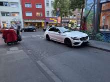 Bulgarisches Kennzeichen: CB 0976 XK, parkt im Kreuzungsbereich und behindert sowohl Fußgänger als auch Autos.