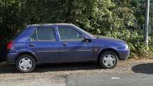 Blau/Lila Abgestellter Ford Fiesta der Stellplatz belegt