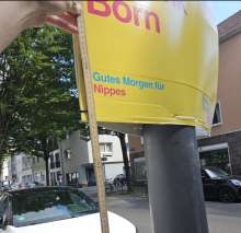 Das Bild zeigt ein Wahlplakat, das auf 1,70m Höhe angebracht ist.