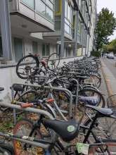 Schrott Fahrräder vor dem Wohnhaus Unistr 69 