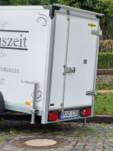 Anhäger parkt über 3 Wochen an der selben Stelle und ragt in die Fahrbahn