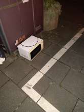 Mikrowelle neben Altkleidercontainer Friedensstr./Ecke Tiergartenstr. 1
