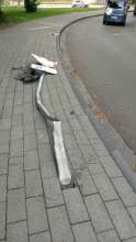 Umgefahrenes Verkehrsschild
