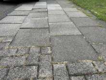 Lose Defekte Gehwegplatten