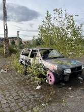 Ja Altes Auto auf dem Gelände schräg gegenüber Schanzenstraße 22 in Köln-Mülheim.