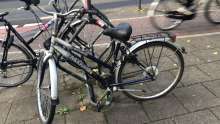 Bild zu gemeldetem Anliegen vom *2025-09-01 15:35:48 Dunkelblau silberne das Fahrrad, Damen, Fahrrad, hat Platten und wurde zum Teil etwas mutwillig zerstört