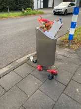 Seit Montag überfüllt, Kotbeutel verstreut, an der Schule