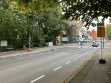 Die Kreuzung ist sehr schön renoviert. Es fehlt noch die Bordstein Absenkung und die dazugehörige Markierung für die Fahrräder. Man landet dann auf die Fahrbahn 